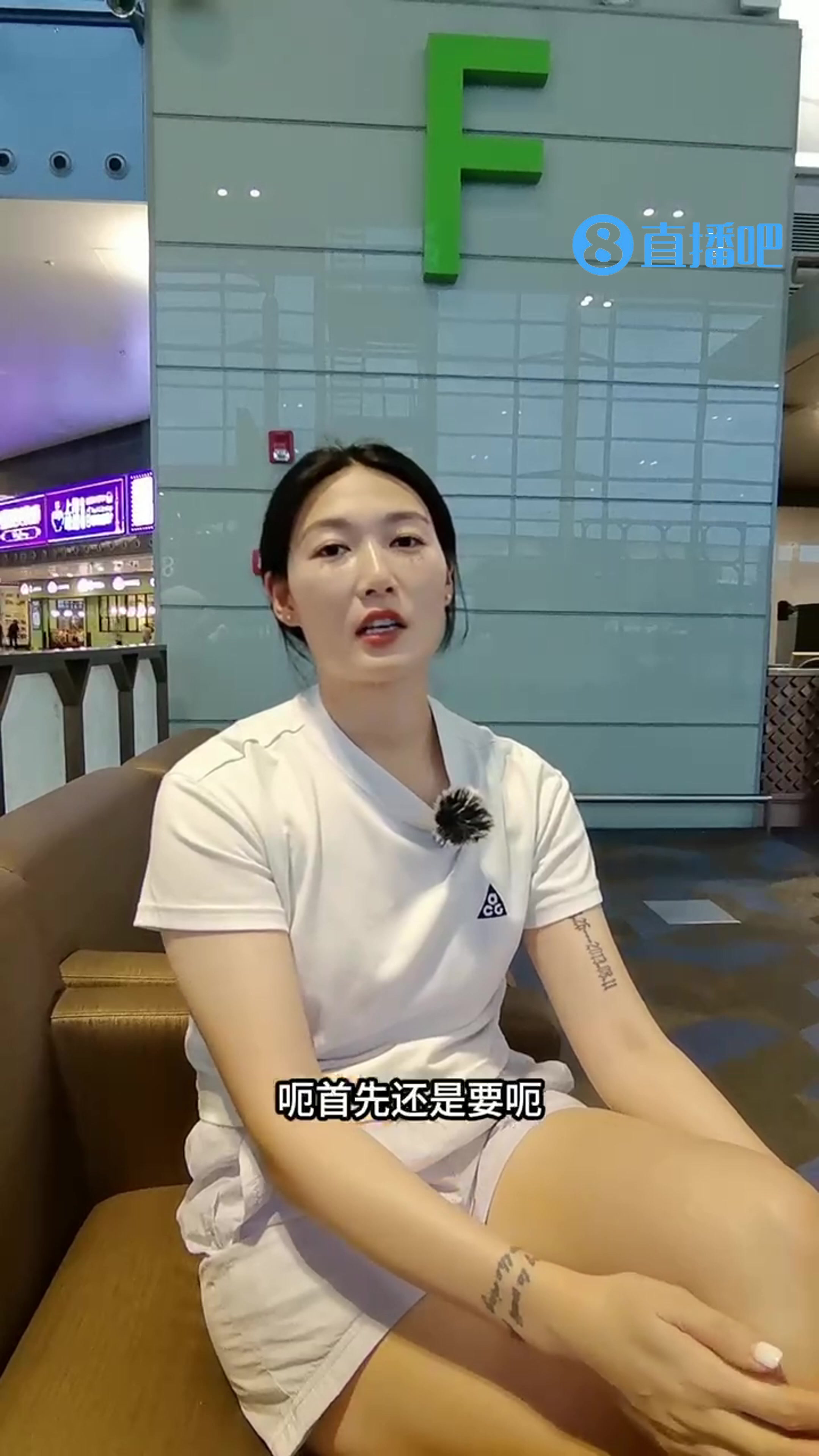 直播专访杨丽娜：出国留学的目标首先是达到足够的出勤率 希望大家支持我 