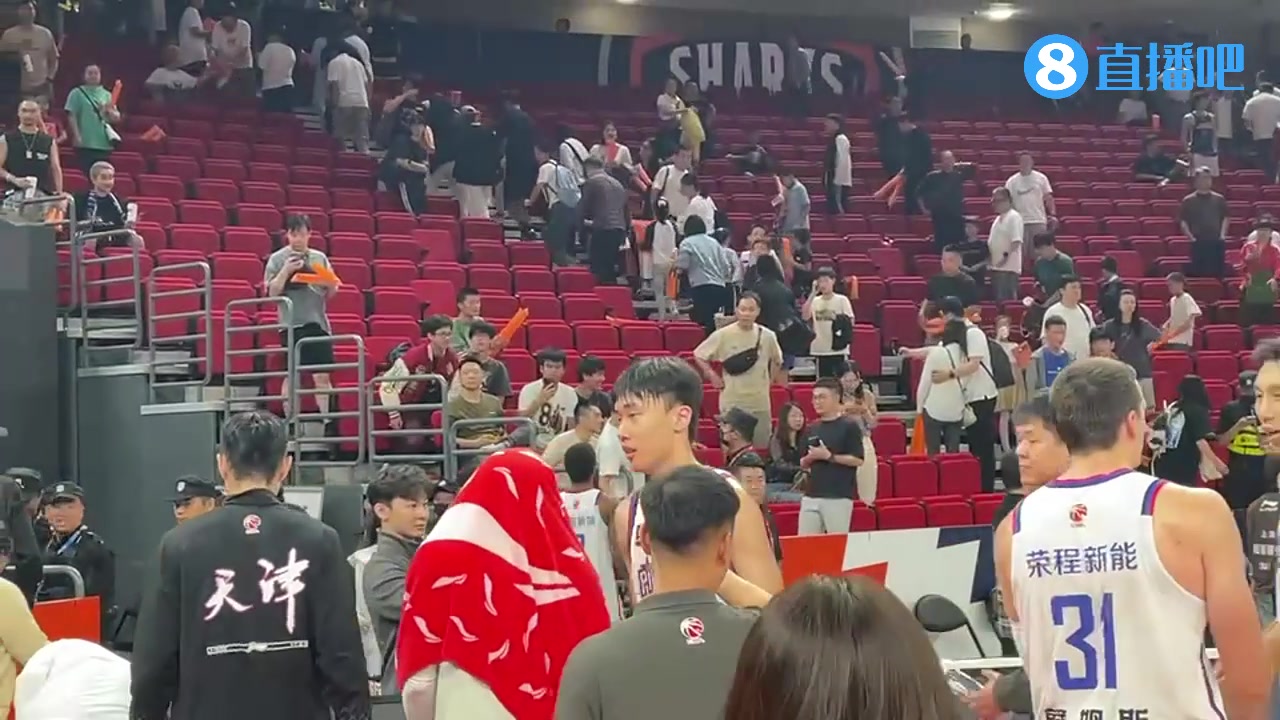 上海球迷向天津球员吐口水 包围大巴大喊“射杀德国教练史”有多大仇恨