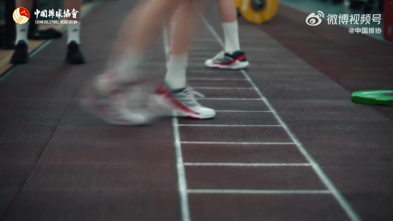 排球协会显示中国女子排球队的训练视频 该队将很快参加世界女子排球联赛的北京车站比赛